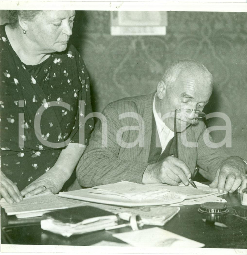 Fotografia d epoca originale 1938 MILANO Due anziani pensionati giocano a Lotteria MERANO Fotografia 1