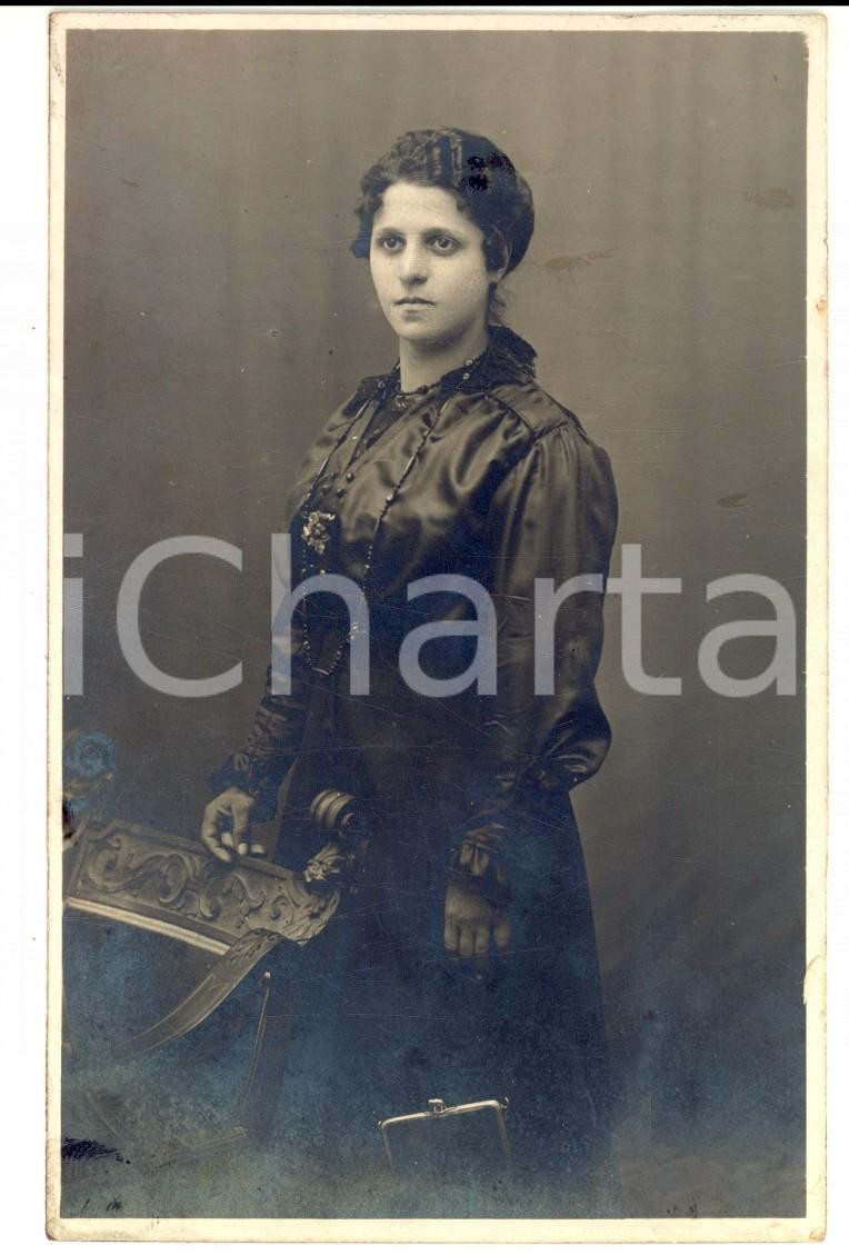 Fotografia d epoca originale 1920 VENARIA REALE Giovane donna in abito scuro Foto cartolina Camillo TABBIA 1