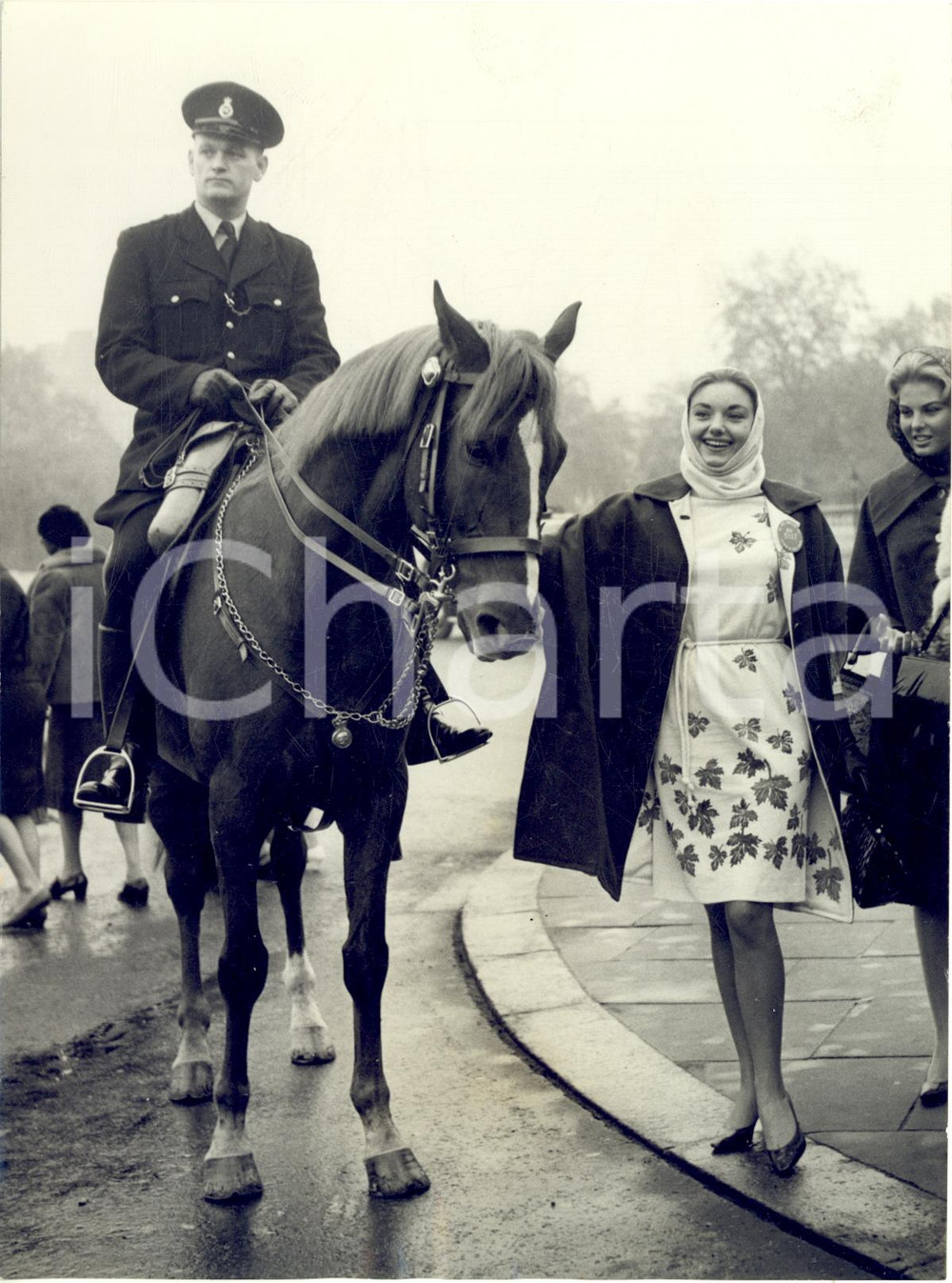 1962 LONDON Miss Italia Raffaella DE CAROLIS con un poliziotto a cavallo *Foto