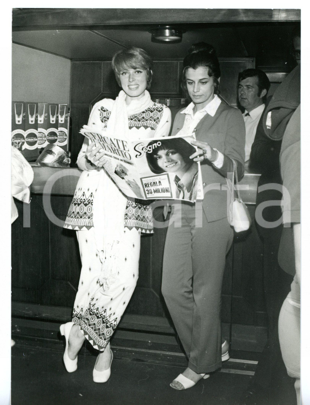 1969 CANTAGIRO Cantante Giuliana VALCI legge la rivista SOGNO *Foto 13x18 cm Fotografia d'epoca con didascalia coeva al verso. CONDIZIONI: FAIR (piegatura al margine destro)FORMATO: 13x18 cm     originale e autentica 1