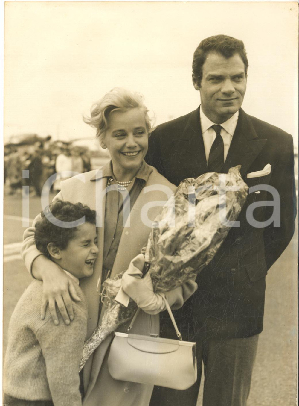 1957 PARIS ORLY Arrivo Maria SCHELL e Christian MARQUAND per film "Une vie" Foto