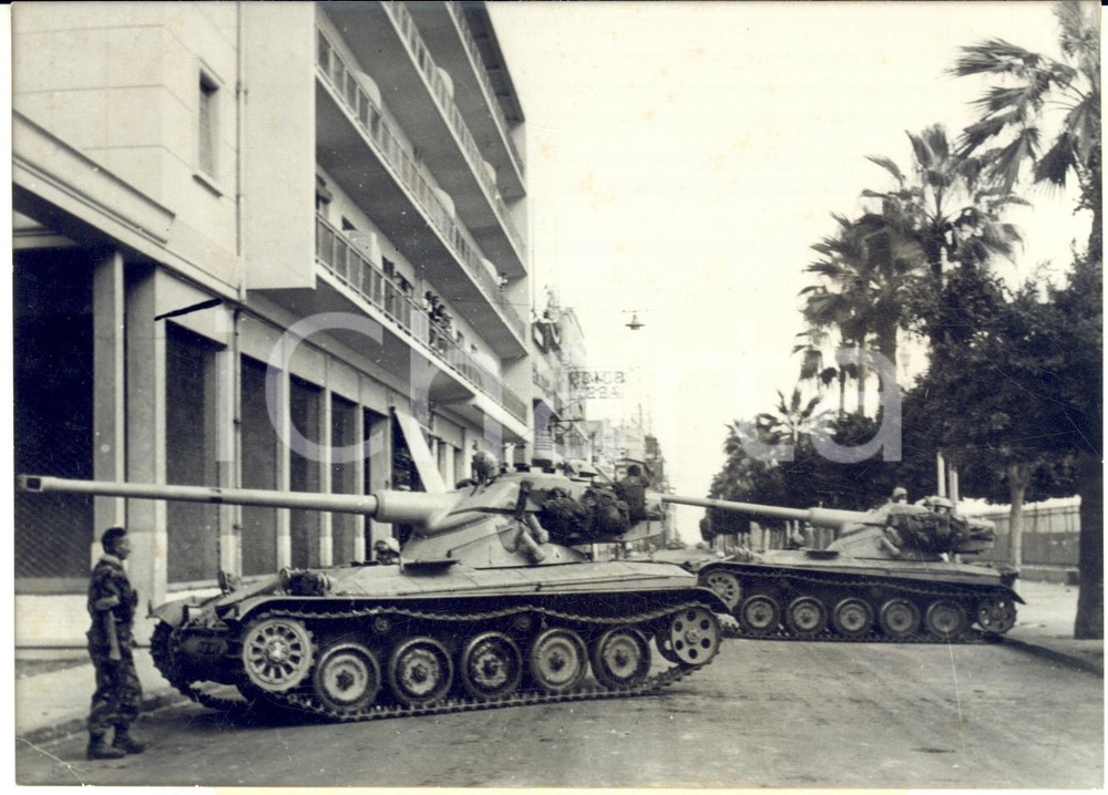 1956 CRISI DI SUEZ - PORTO SAID - Arrivo carri armati francesi *Foto 18x13 cm  Fotografia d'epoca, con didascalia coeva.  CONDIZIONI: GFORMATO: 18x13 cm     originale e autentica 1