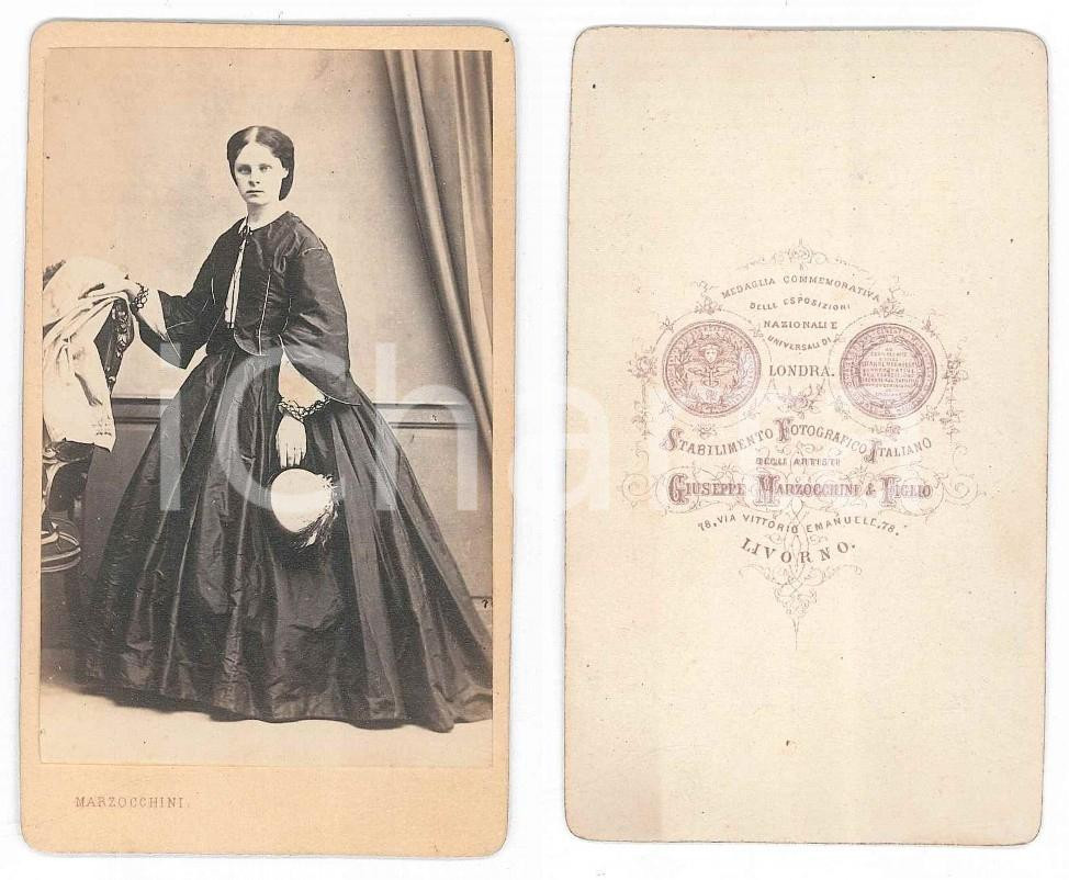 Fotografia d epoca originale 1870 ca LIVORNO Donna in abito scuro con borsetta  Foto MARZOCCHINI CDV 1