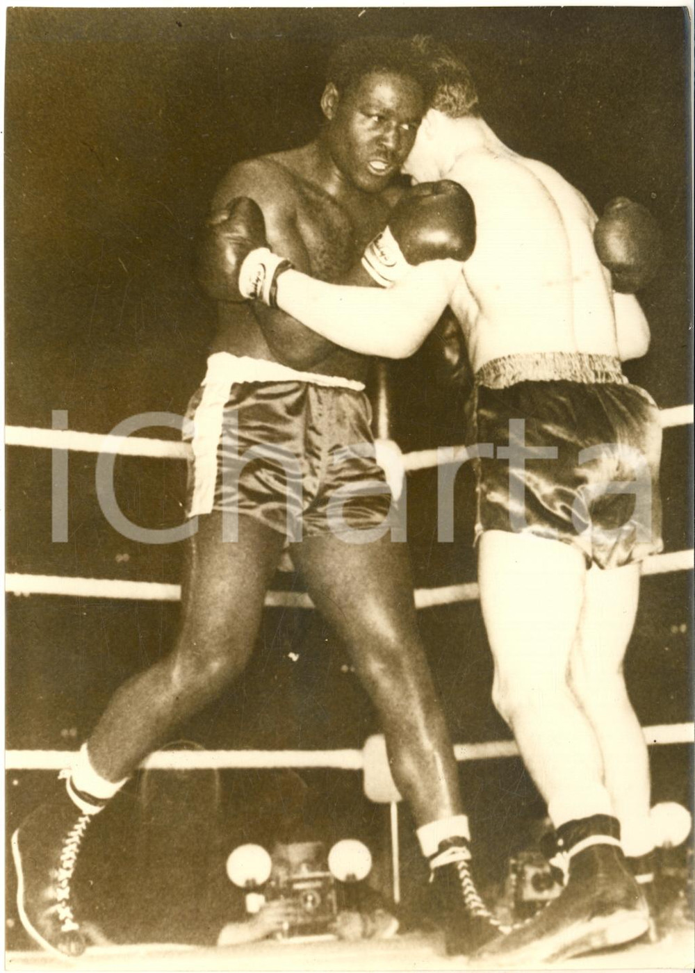 1956 LONDON BOXE Dick RICHARDSON batte Ezzard CHARLES squalificato *Foto 13x18 Fotografia d'epoca, con didascalia coeva al verso.  CONDIZIONI: G FORMATO: 13x18 cm    originale e autentica 1
