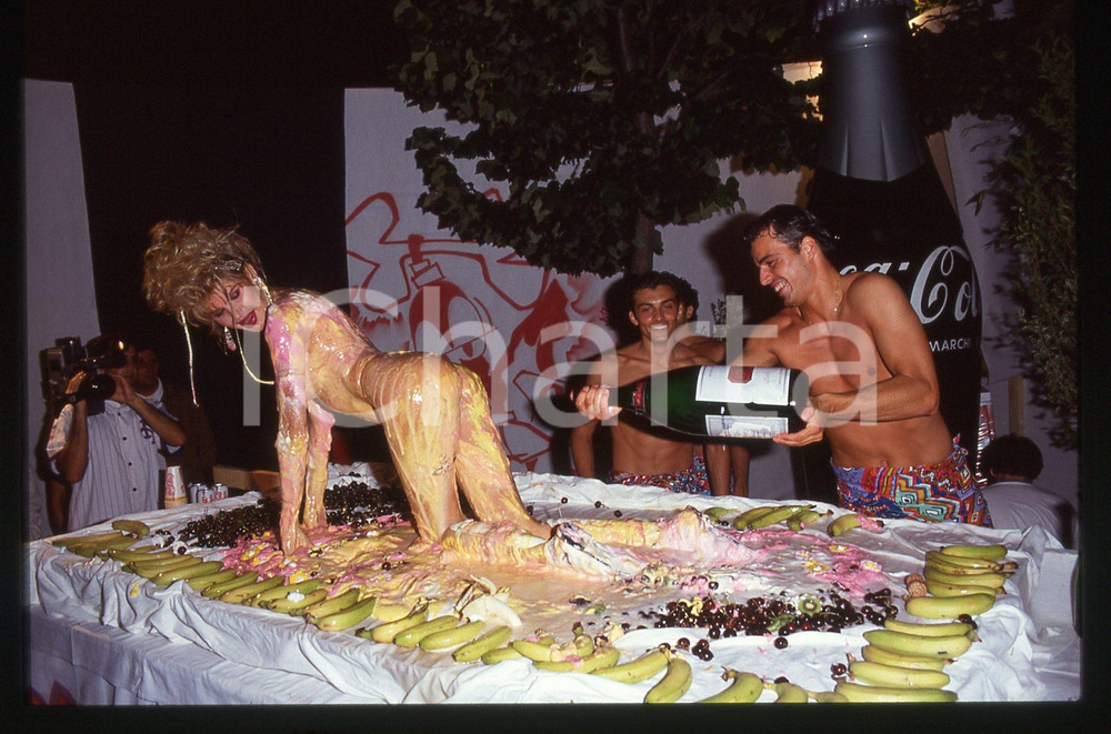 35mm vintage slide* 1995 ca COSTUME Pornostar BARBARELLA Virna ALOISIO BONINO 13 Diapositiva d'epoca, in formato 35 mm.CONDIZIONI: GOODTutti i diritti riservatiE' severamente vietata la riproduzione. ICharta mette in vendita, sul negozio eBay e in esclusiva sul sito "icharta" il proprio archivio composto da numerose diapositive e negativi fotografici d'epoca, tutti originali e autentici, che attraversano la storia del costume italiano tra gli la fine degli anni Sessanta e Novanta.Si tratta di uno sguardo inedito sull'attualit&agrave;, la politica, la vita quotidiana, il gossip e la cultura, che fotografa il cambiamento della nazione in quest'ultimo scorcio del XX secolo. Un'occasione unica per il mercato del collezionismo, che vede finalmente disponibile un archivio eccezionale per vastit&agrave;, tematiche e condizioni, in un settore (il negativo fotografico e la diapositiva) di assoluta novit&agrave; e dalle interessanti prospettive di investimento.  originale e autentica 1