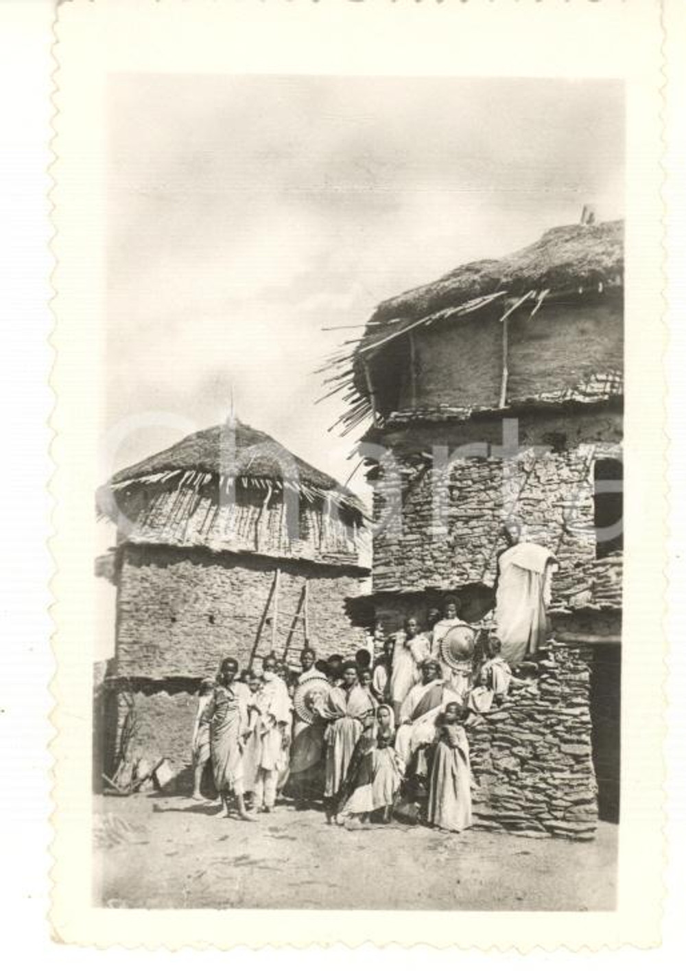 Fotografia d epoca originale 1940 ca A.O.I. ETIOPIA Indigeni presso i tukul in pietra  Fotografia 6x9 cm 1