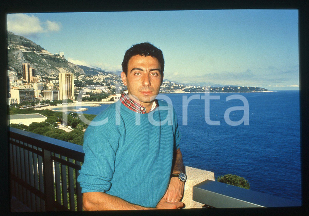 35mm vintage slide* 1985 ca MONTECARLO Michele ALBORETO Ritratto del pilota (5) Diapositiva d'epoca, in formato 35 mm.CONDIZIONI: GOODTutti i diritti riservatiE' severamente vietata la riproduzione. ICharta mette in vendita, sul negozio eBay e in esclusiva sul sito "icharta" il proprio archivio composto da numerose diapositive e negativi fotografici d'epoca, tutti originali e autentici, che attraversano la storia del costume italiano tra gli la fine degli anni Sessanta e Novanta.Si tratta di uno sguardo inedito sull'attualit&agrave;, la politica, la vita quotidiana, il gossip e la cultura, che fotografa il cambiamento della nazione in quest'ultimo scorcio del XX secolo. Un'occasione unica per il mercato del collezionismo, che vede finalmente disponibile un archivio eccezionale per vastit&agrave;, tematiche e condizioni, in un settore (il negativo fotografico e la diapositiva) di assoluta novit&agrave; e dalle interessanti prospettive di investimento.  originale e autentica 1