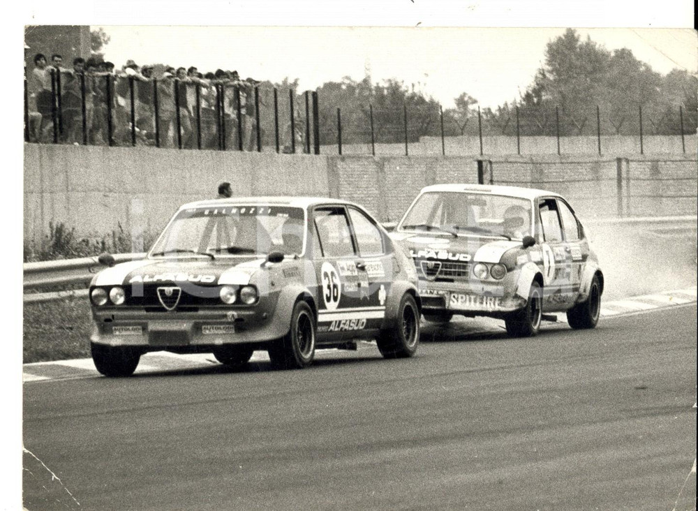 Fotografia d epoca originale 1985 ca MISANO ADRIATICO RN Autodromo SANTA MONICA Due Alfasud in gara 1