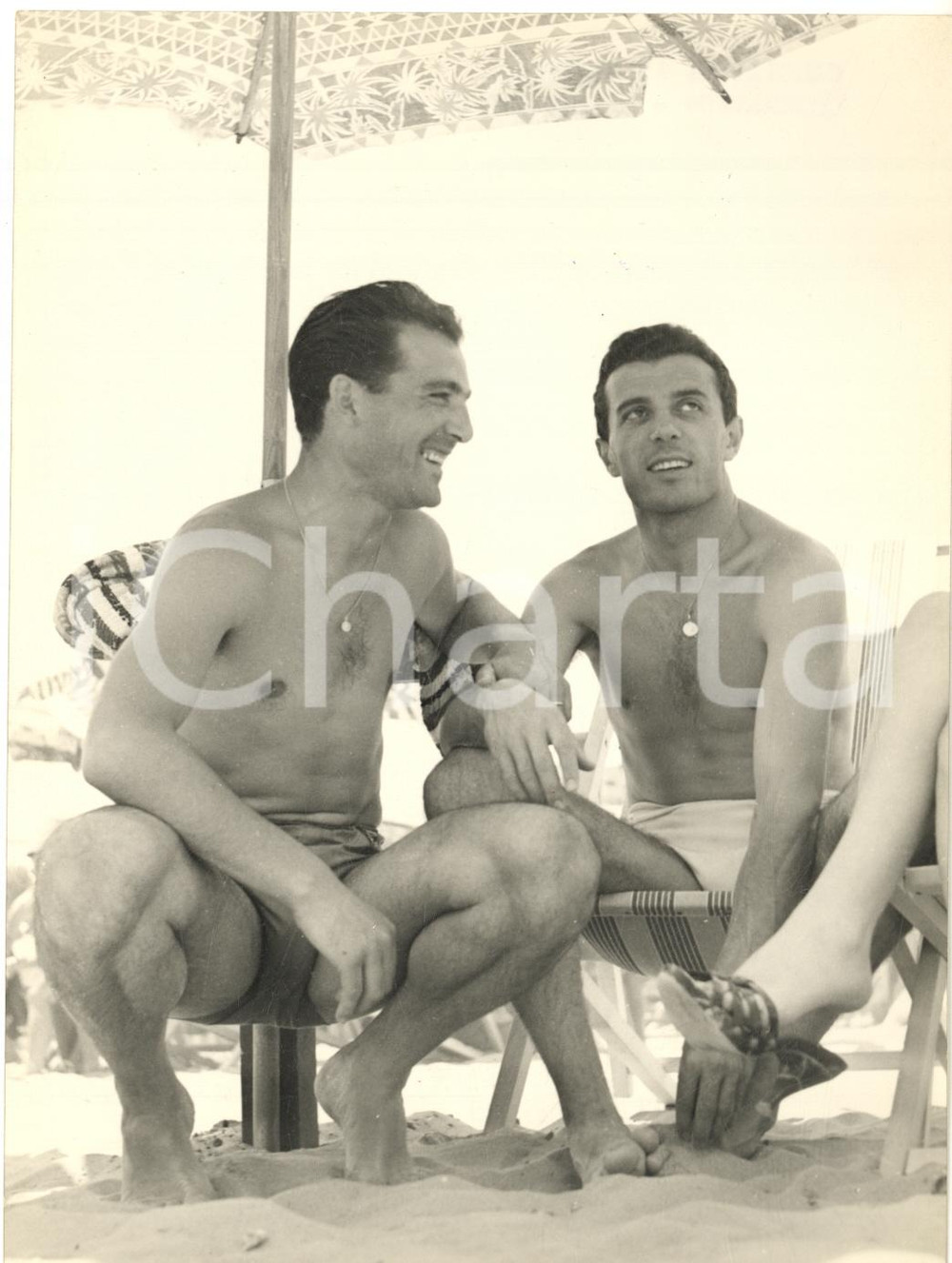 1955 ca CESENATICO Calciatori Giovanni GIACOMAZZI e Giorgio GHEZZI in vacanza  Fotografia d'epoca con didascalia coeva al verso.   CONDIZIONI: G (ma lievi sovraimpressioni circolari)FORMATO: 13x18 cm      originale e autentica 1