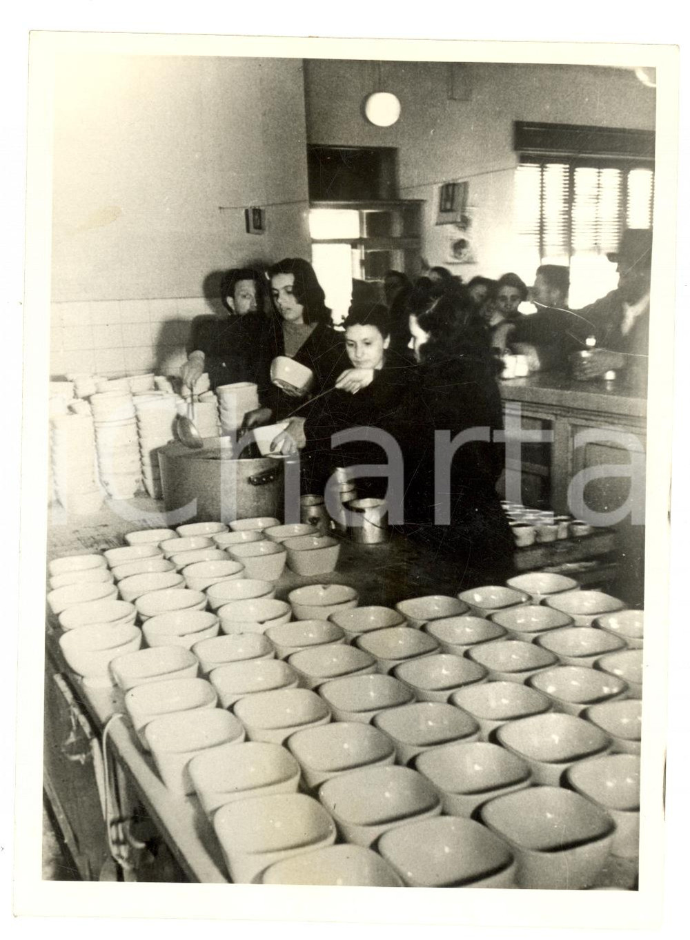 Fotografia d epoca originale 1940 MILANO ? Mensa operaia con giovani che riempiono le scodelle di pasta 1
