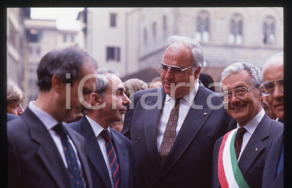 35mm vintage slide* 1992 FIRENZE Giuliano AMATO Helmut KOHL Giorgio MORALES 3   La fotografia &egrave; stata scattata in occasione del vertice italo-tedesco, svoltosi a Firenze tra il 17 e il 18 settembre 1992. Nella diapositiva compaiono Giuliano Amato, Helmut Kohl, Emilio Colombo, Valdo Spini e Giorgio Morales.Diapositiva d'epoca, in formato 35 mm. CONDIZIONI: GOODTutti i diritti riservati.E' severamente vietata la riproduzione. ICharta mette in vendita, sul negozio eBay e in esclusiva sul sito "icharta" il proprio archivio composto da numerose diapositive e negativi fotografici d'epoca, tutti originali e autentici, che attraversano la storia del costume italiano tra gli la fine degli anni Sessanta e Novanta.Si tratta di uno sguardo inedito sull'attualit&agrave;, la politica, la vita quotidiana, il gossip e la cultura, che fotografa il cambiamento della nazione in quest'ultimo scorcio del XX secolo. Un'occasione unica per il mercato del collezionismo, che vede finalmente disponibile un archivio eccezionale per vastit&agrave;, tematiche e condizioni, in un settore (il negativo fotografico e la diapositiva) di assoluta novit&agrave; e dalle interessanti prospettive di investimento.     originale e autentica 1
