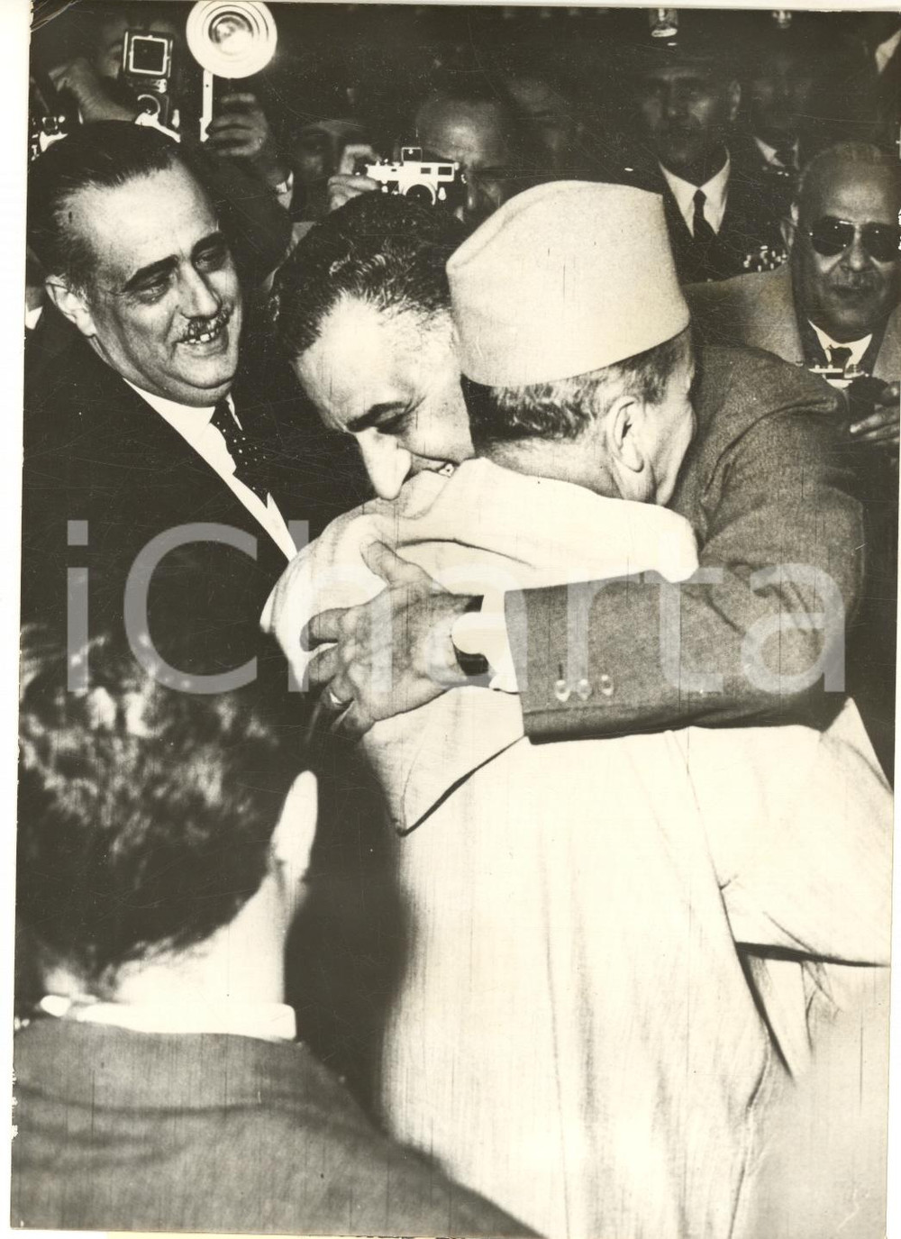 1960 CAIRO King Mohammed V of Morocco welcomed by president NASSER *Photo Fotografia d'epoca con didascalia coeva.  CONDIZIONI: FAIR (bassa qualit&agrave; di stampa)FORMATO: 13x18 cm     originale e autentica 1