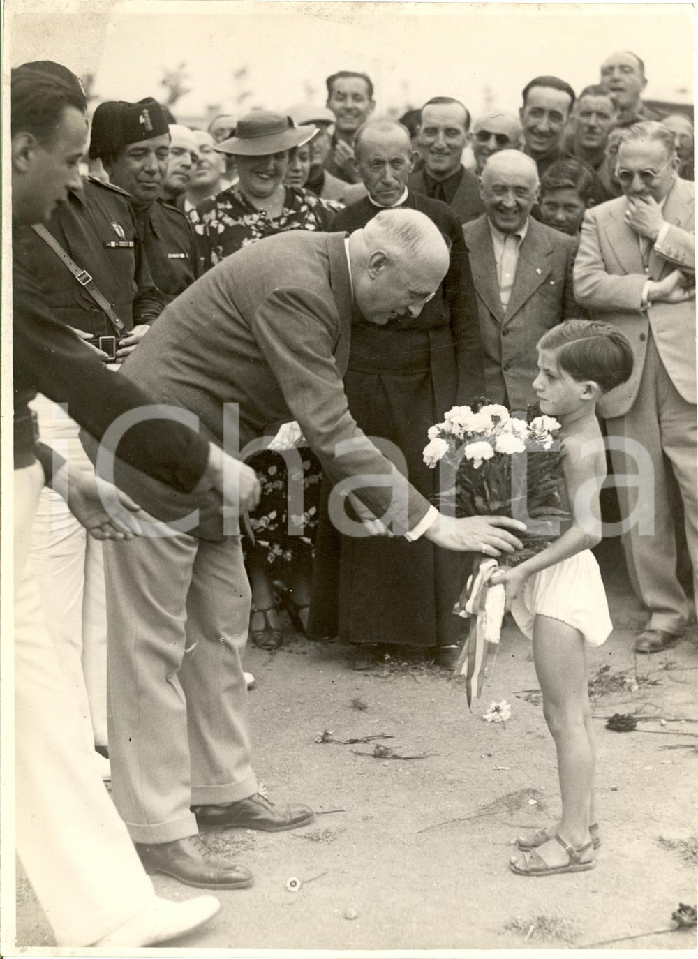 Fotografia d epoca originale 1936 PARABIAGO MI Balilla dona fiori a Riccardo MOTTA 1