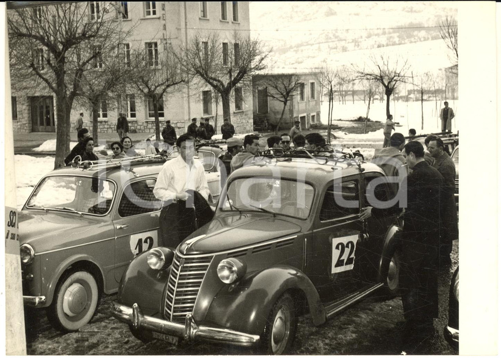 1955 ROCCARASO Raduno autosciatorio NAPOLI-ROCCARASO - Auto all'arrivo *Foto  Fotografia d'epoca con didascalia coeva al verso.    CONDIZIONI: G FORMATO: 18x13 cm     originale e autentica 1
