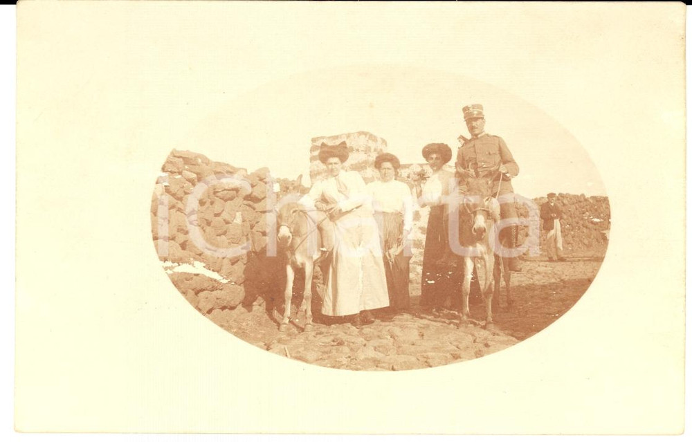 Fotografia d epoca originale 1910 ca SARDEGNA Ritratto di famiglia con ufficiale in groppa a un asino Foto 1