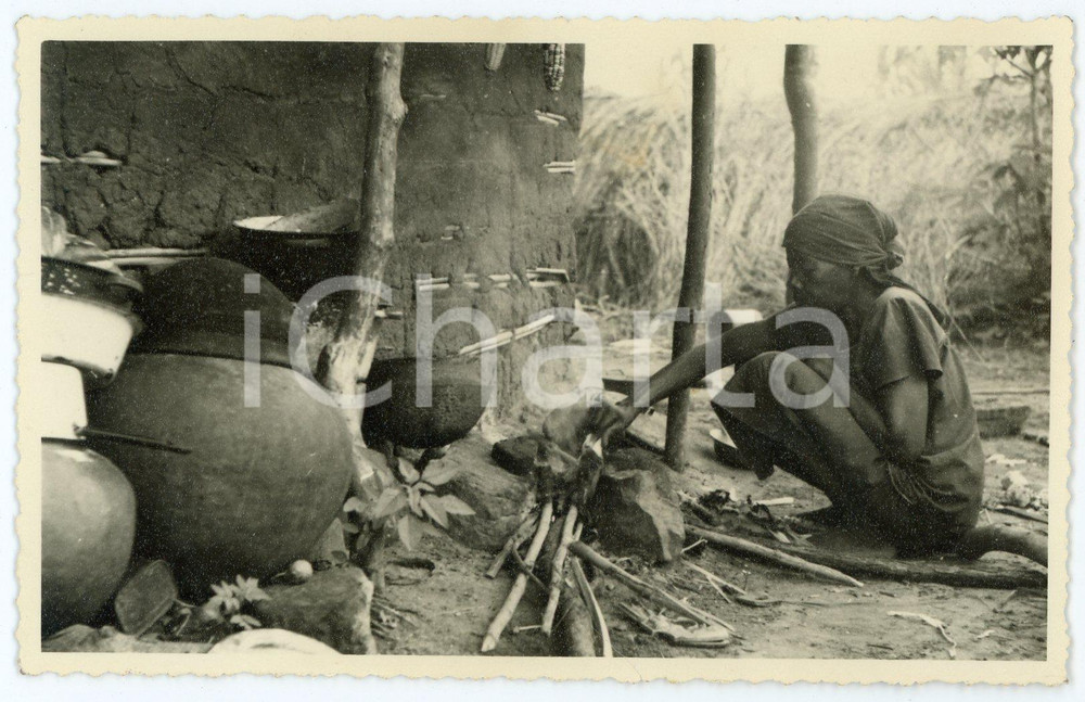 1950 ca CONGO - KOLWEZI Woman preparing the meal - Postcard FP VG  Cartolina postale d'epoca, viaggiata.FOTOGRAFO: Photo Himbrechts - KolweziCONDIZIONI: FAIRFORMATO: FP    originale e autentica 1
