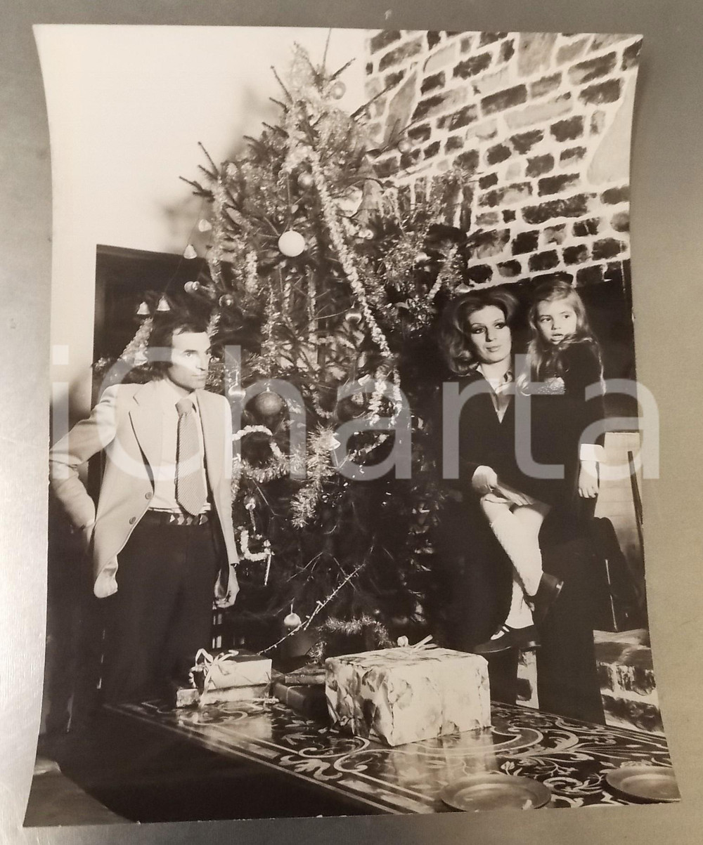 1975 ca COSTUME Iva ZANICCHI e Tonino ANSOLDI in famiglia a Natale *Foto 28x36