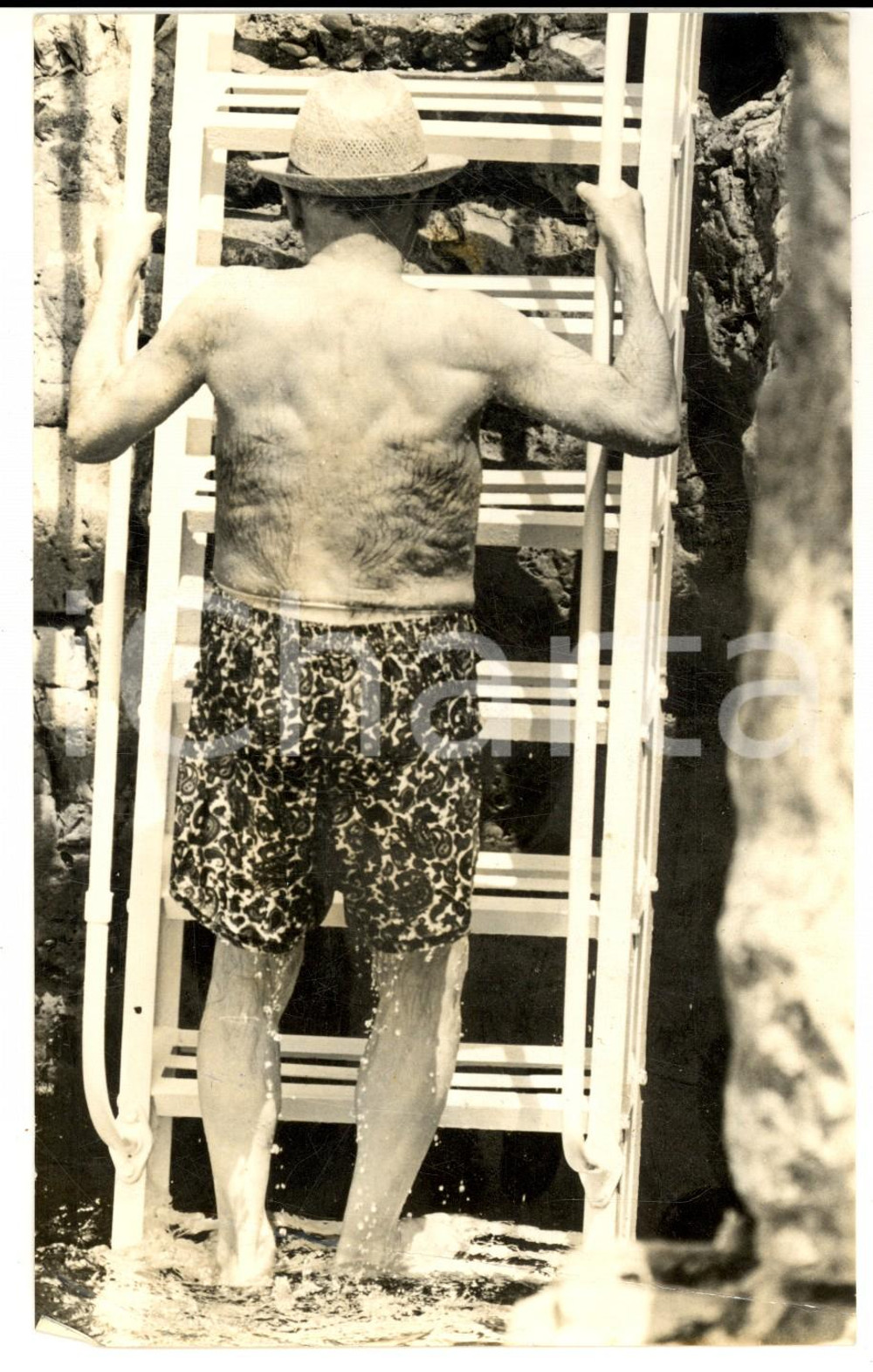 Fotografia d epoca originale 1968 ANTIBES Pittore Marc CHAGALL dopo il bagno all  EDEN ROC Foto 12x18 1