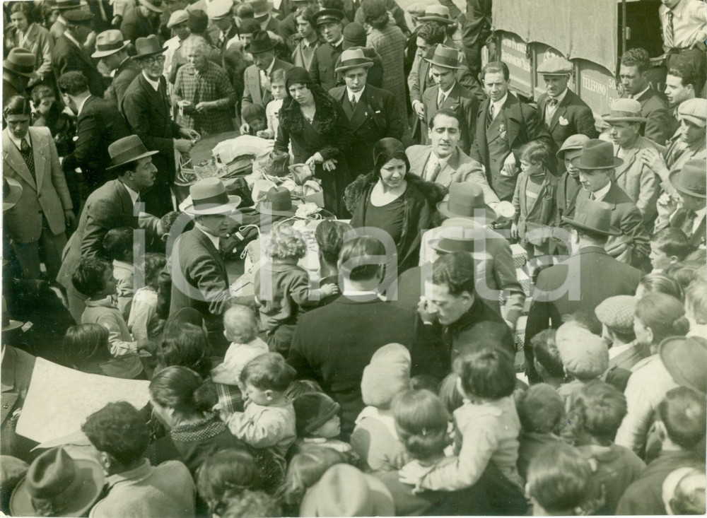 Fotografia d epoca originale 1931 ROMA GARBATELLA Nino D ARONA distribuisce doni ai bimbi poveri per PASQUA 1