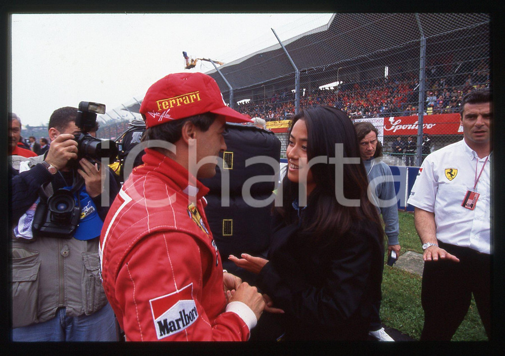 35mm vintage slide* 1995 GP SAN MARINO Jean ALESI con Kumiko GOTO (54)
