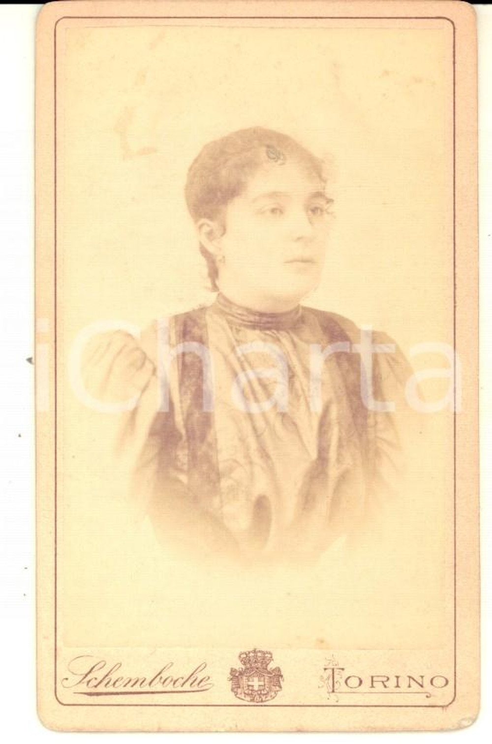 Fotografia d epoca originale 1880 ca TORINO Ritratto di donna in abito chiaro  Foto SCHEMBOCHE CDV 1