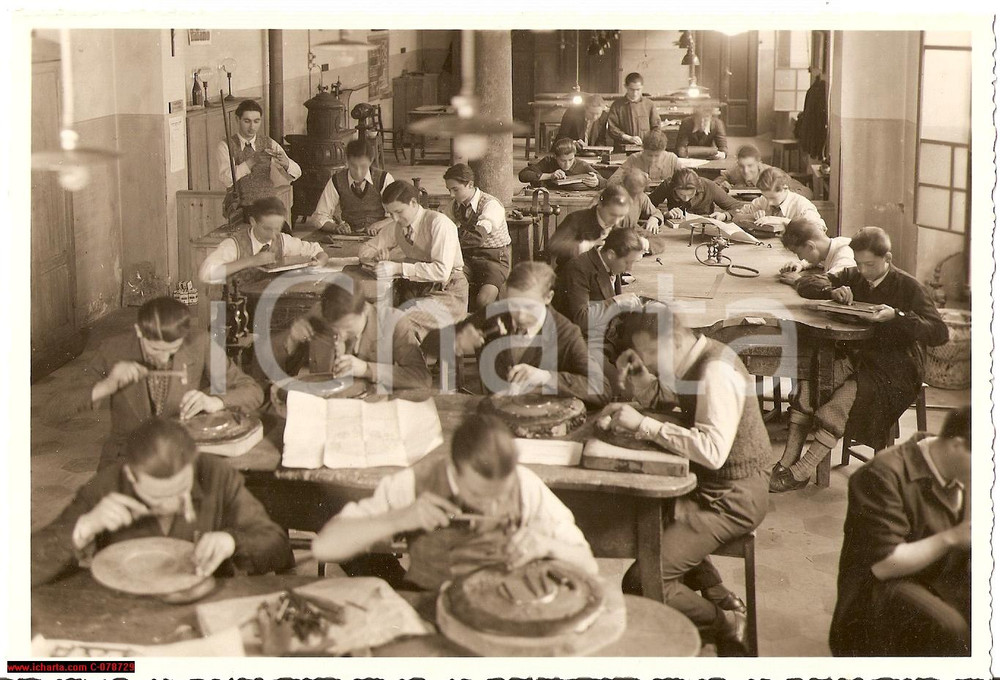 Fotografia d epoca originale 1935 Milano Scuola Sbalzatori e Incisori Metalli Foto 1