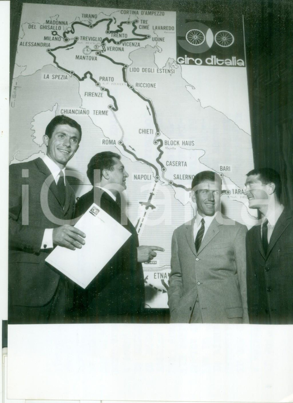 Fotografia d epoca originale 1967 MILANO Palazzo Marino  Presentazione 50° GIRO D ITALIA  Foto 13x18 cm 1