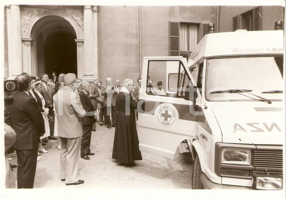 Fotografia d epoca originale 1985 ca PESARO Monsignor Gaetano MICHETTI benedice ambulanza CRI Fotografia 1
