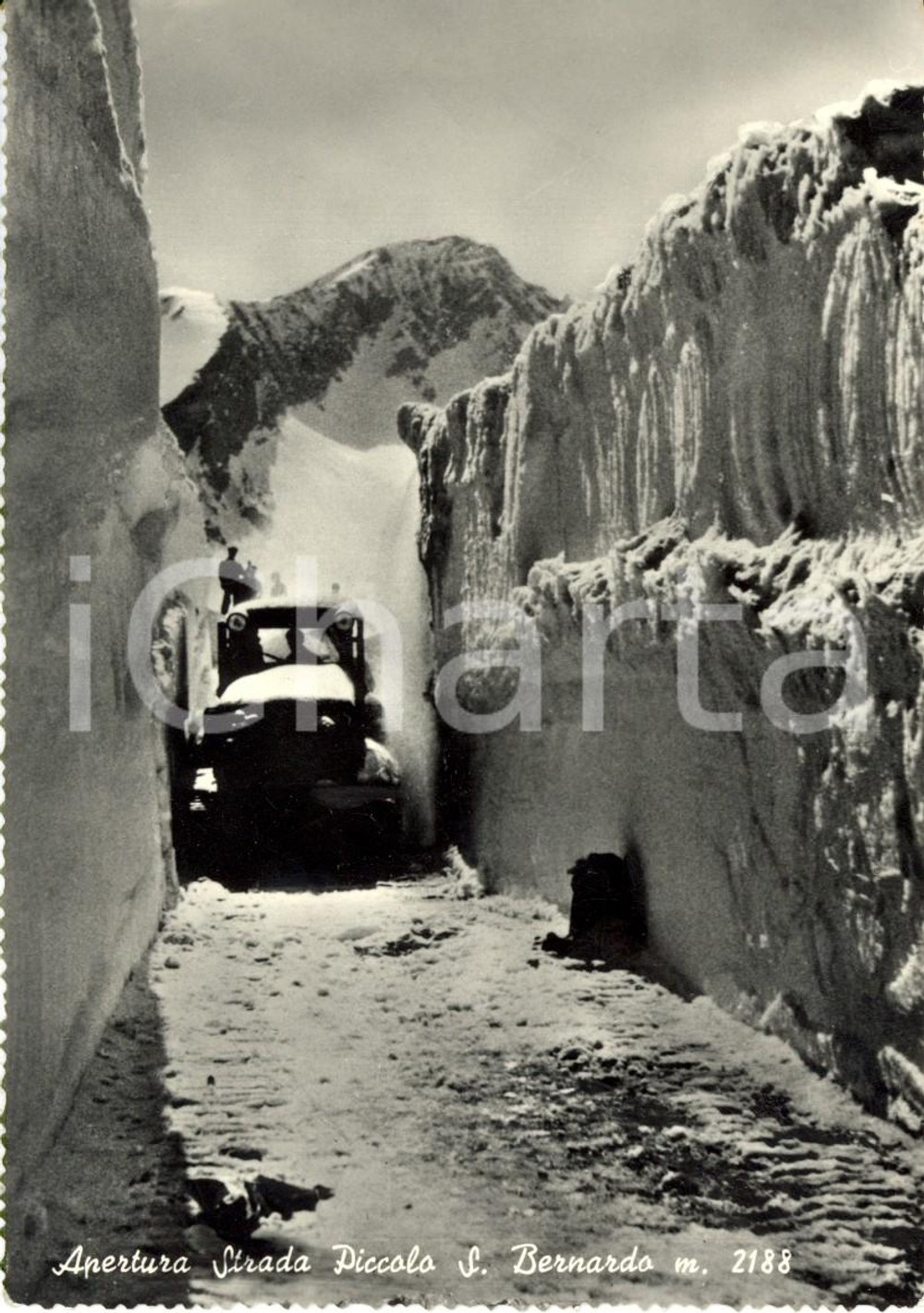Cartolina originale da collezione 1960 ca PICCOLO SAN BERNARDO AO Camionetta si apre strada tra la neve *Cartolina 1