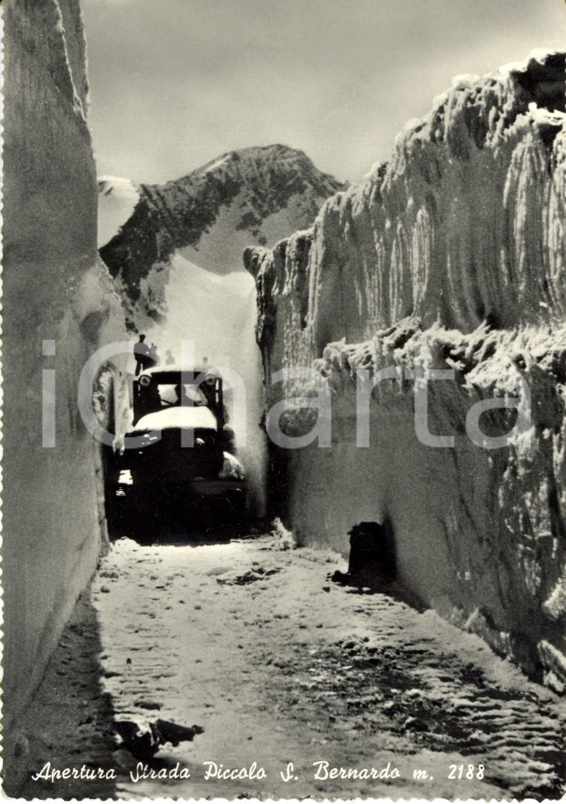 Cartolina originale da collezione 1960 ca PICCOLO SAN BERNARDO AO Camionetta si apre strada tra la neve Cartolina 1
