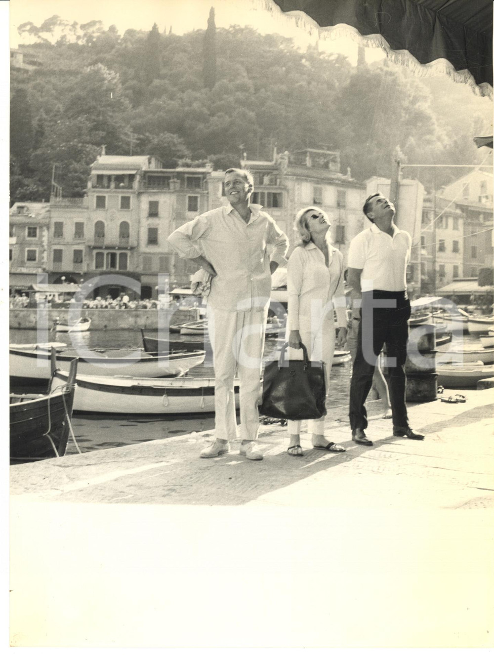 1962 PORTOFINO Glenn FORD e Hope LANGE in vacanza - Foto vintage 18x24 cm 1962Fotografia vintage rara d'epoca.Timbro archivio Publifoto Genova al verso.FORMATO: 18x24 cm CONDIZIONI: G (lievi ondulature al margine superiore)ICHARTA mette in vendita le stampe vintage della collezione Publifoto Genova, per la maggior parte inedita o in tiratura di pochi esemplari. Si tratta di un'ottima opportunit&agrave; di investimento per i collezionisti di fotografie d'epoca.    originale e autentica 1