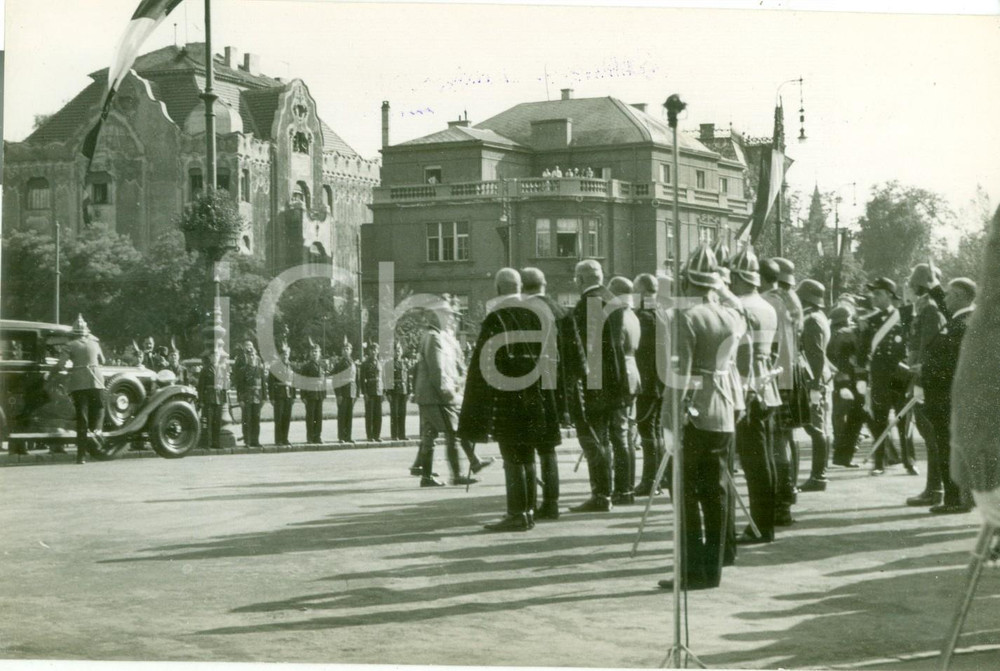 Fotografia d epoca originale 1937 BUDAPEST Vittorio Emanuele III depone corona al Monumento degli Eroi FOTO 1