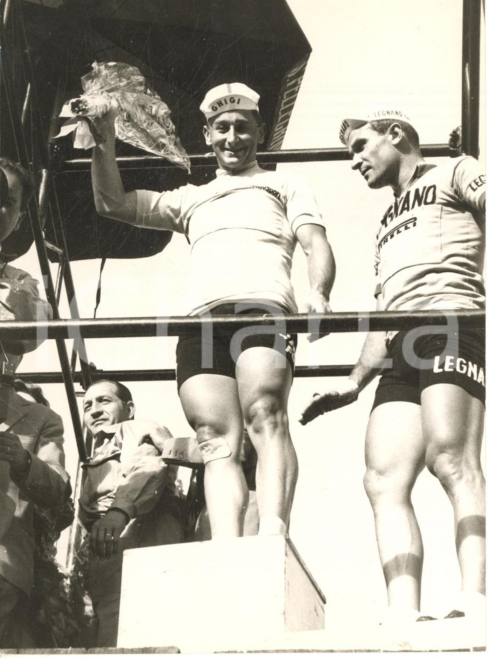 1958 CICLISMO GIRO D'ITALIA 1^ Tappa - Willy VANNITSEN maglia rosa *Foto 13x18 Fotografia d'epoca con didascalia coeva al verso. CONDIZIONI: G FORMATO: 13x18 cm     originale e autentica 1