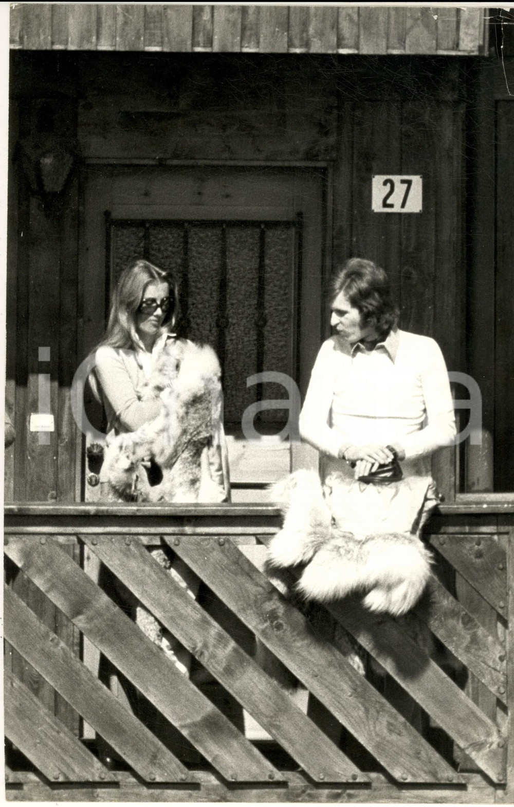 1970 ca GOSSIP ITALIA Barbara BOUCHET in montagna con Paolo PAZZAGLIA (7) - Foto Fotografia di agenzia. CONDIZIONI: FAIR (piegatura all'angolo superiore destro)FORMATO: 20x30 cm    originale e autentica 1