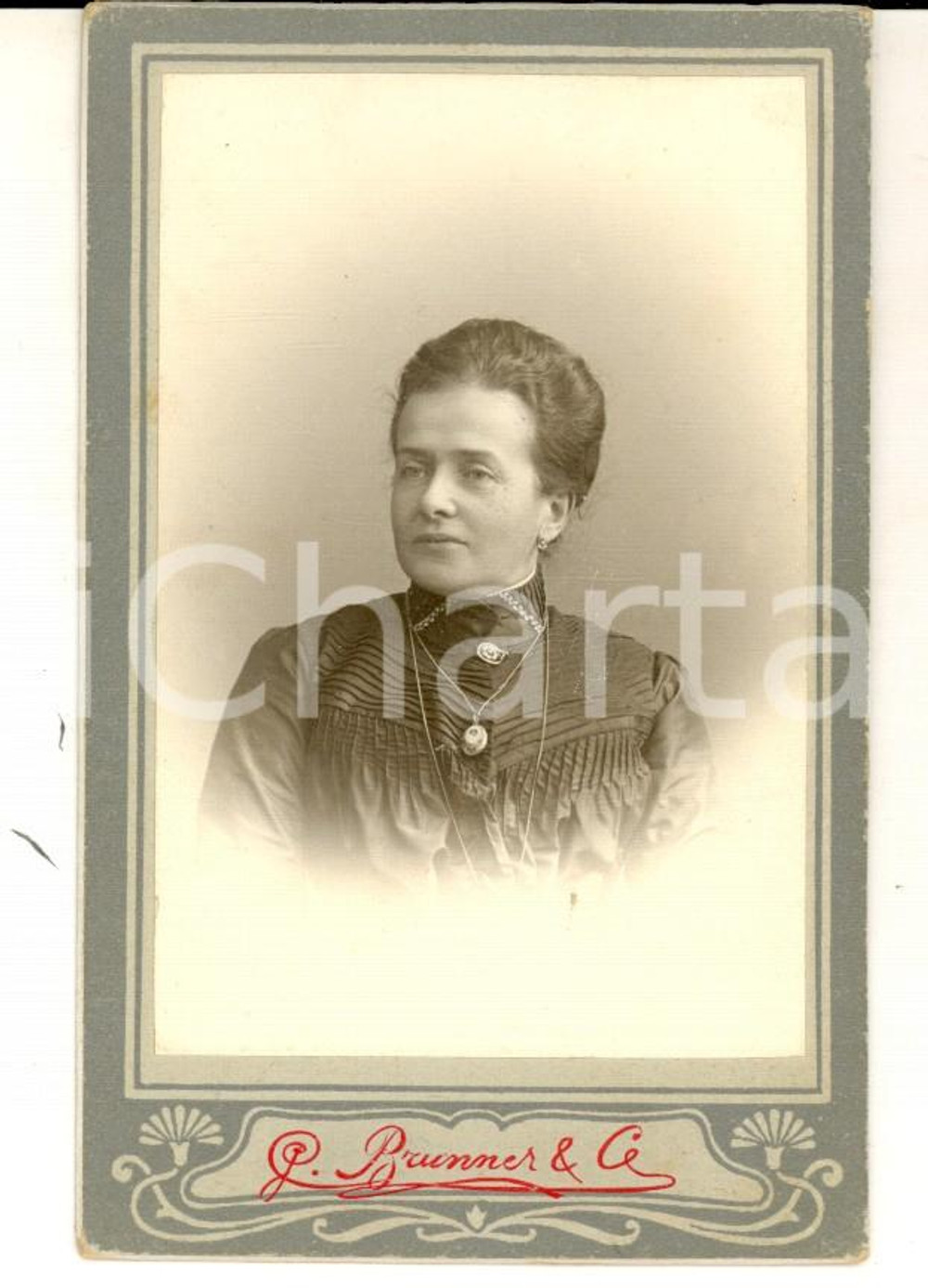 Fotografia d epoca originale 1890 ca TRENTO Ritratto di donna in abito scuro Foto G. BRUNNER CDV 1