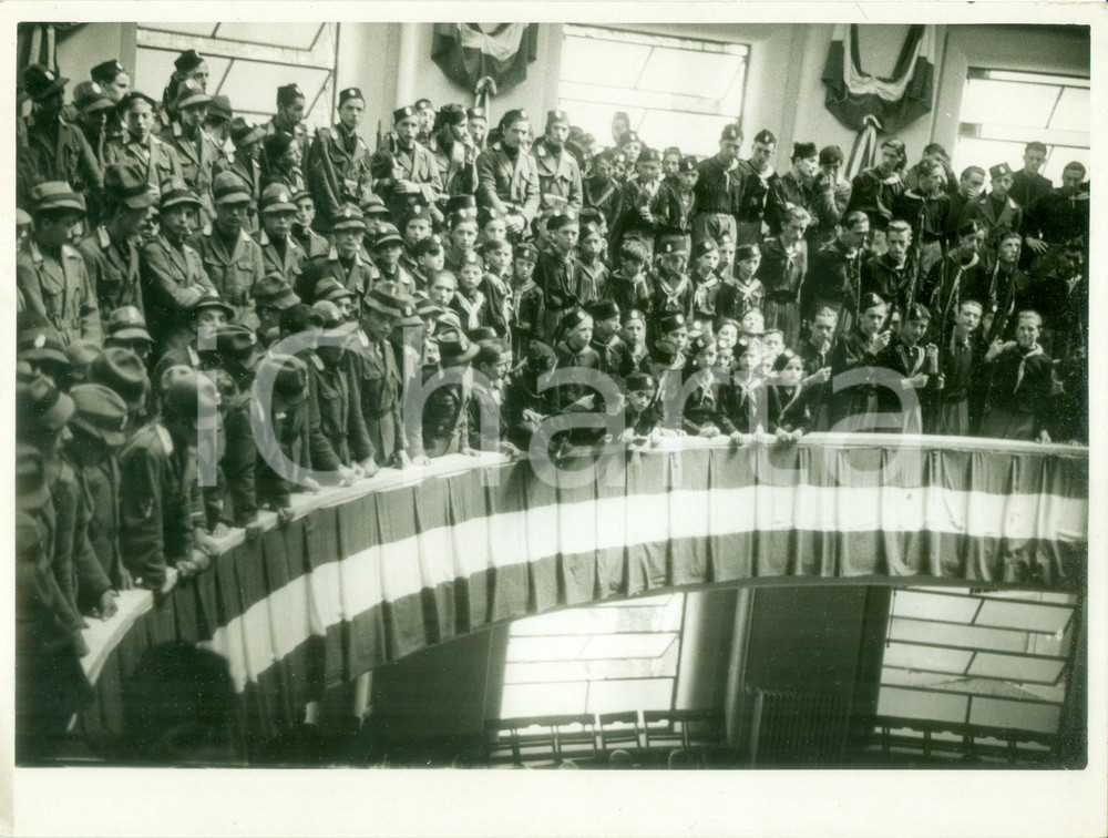 Fotografia d epoca originale 1938 MILANO ? Piccoli BALILLA e giovani GIL riuniti a teatro Fotografia 1