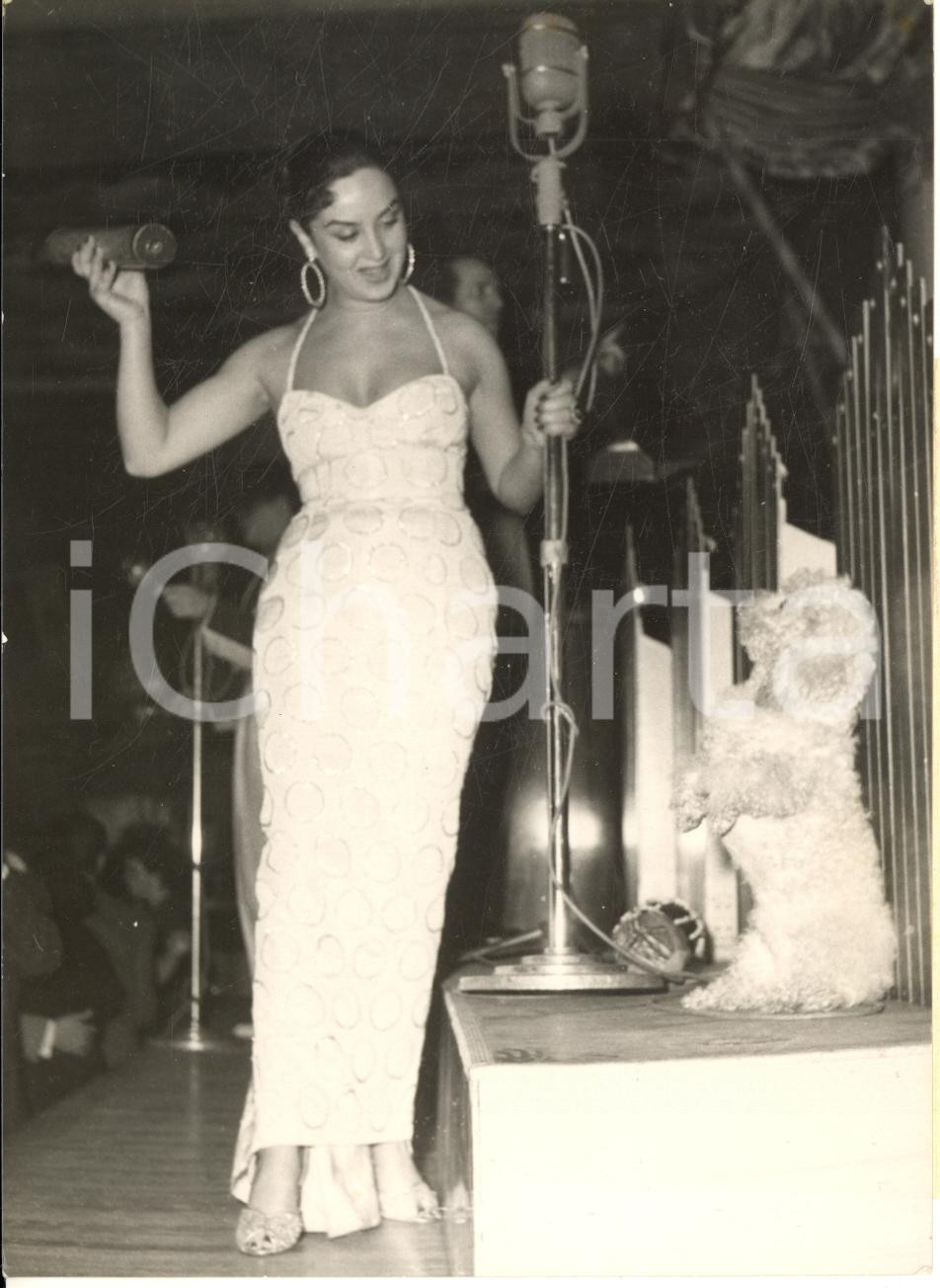 1955 PARIS Cantante Conchita SAN FERNANDO con il suo cane portafortuna *Foto  Fotografia d'epoca con didascalia coeva.  CONDIZIONI: G (ma lieve sovraimpressione) FORMATO: 12x17 cm     originale e autentica 1
