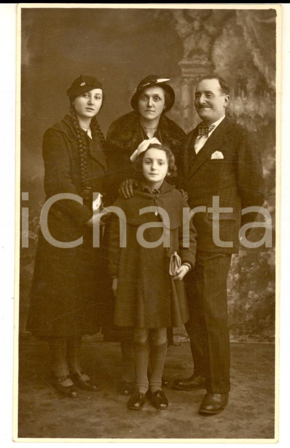 Fotografia d epoca originale 1930 ca MILANO Ritratto di famiglia in abiti scuri Foto cartolina GASLINI 1