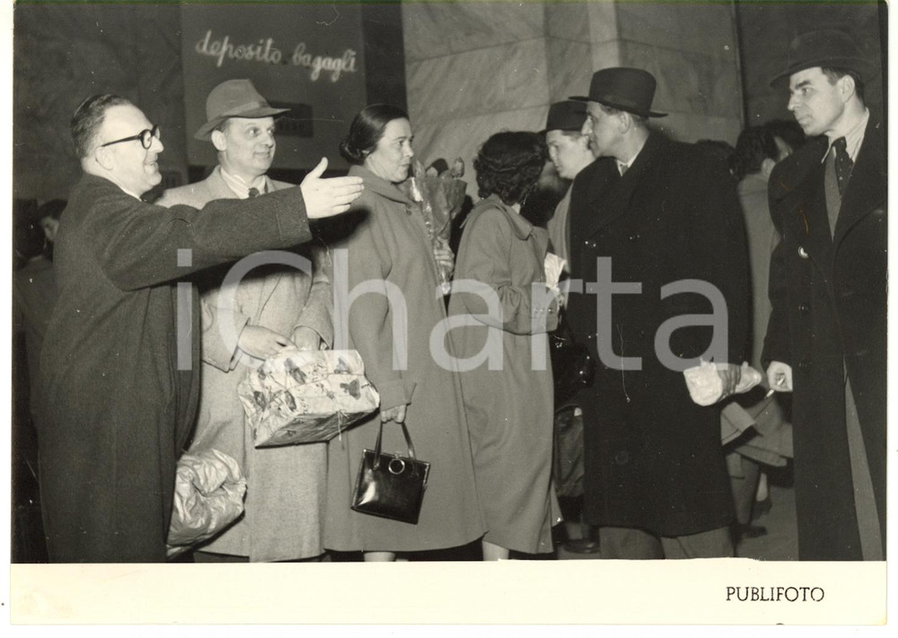 1954 TORINO Delegazione di radiologi sovietici diretti a PARIGI *Foto 18x13 cm  Fotografia d'epoca con didascalia coeva.  CONDIZIONI: G (ma lievi sovraimpressioni) FORMATO: 18x13 cm     originale e autentica 1
