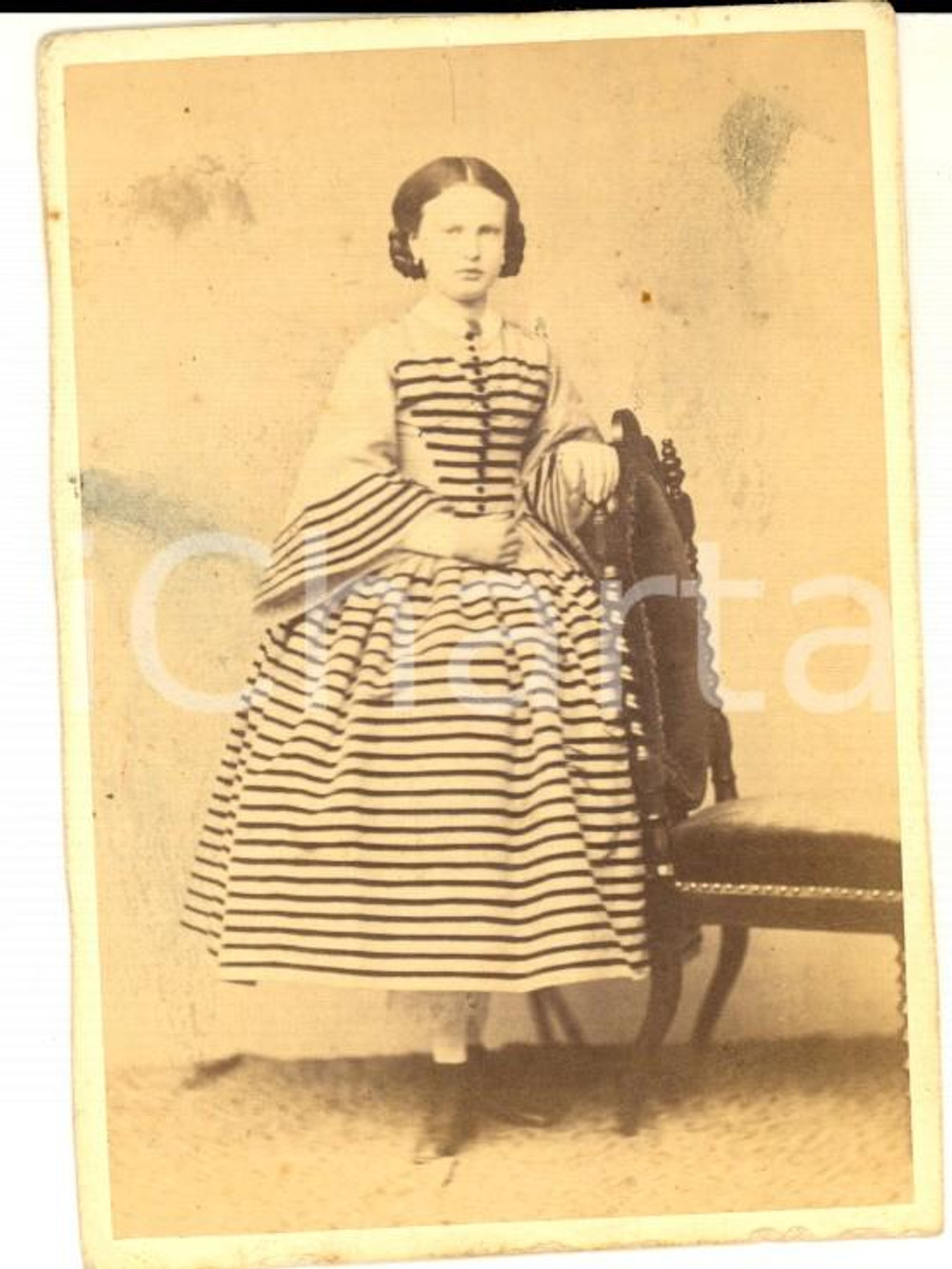 Fotografia d epoca originale 1870 ca UNGHERIA ? Giovane nobildonna in abito a righe Foto VINTAGE CDV 1