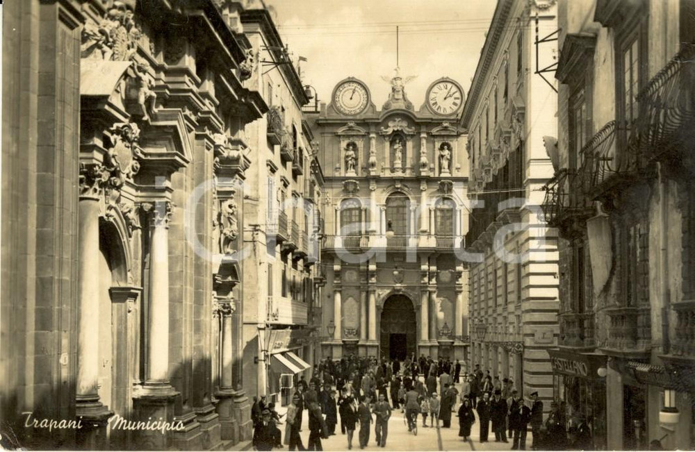 Cartolina originale da collezione 1942 TRAPANI Folla di passanti davanti al Municipio Cartolina FP VG 1