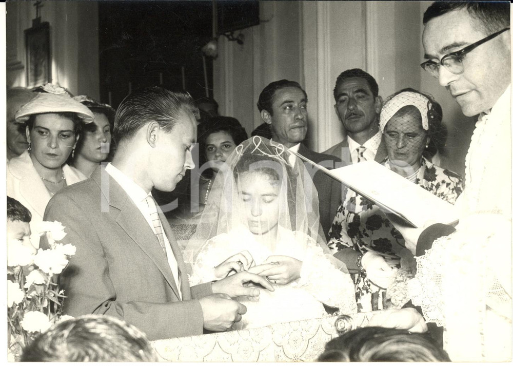 1958 SIRACUSA "Sposi in bottiglia" - Ake VIKING e Paolina PUZZO in chiesa *Foto  Fotografia d'epoca, con didascalia coeva al verso.  CONDIZIONI: G  FORMATO: 18x13 cm     originale e autentica 1