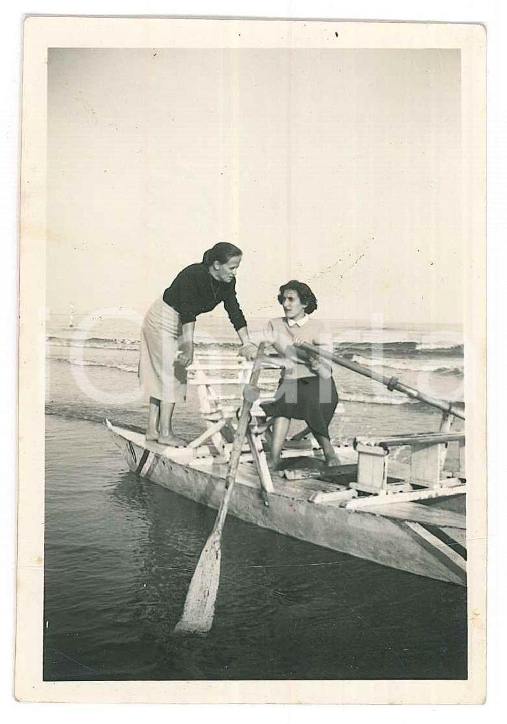 1950 ca RIVIERA LIGURE (?) Amiche sul pattino - Fotografia anonima 6x9 cm  Fotografia d'epoca. FAIR/discreto Lievi smussature agli angoli Formato: 6x9 originale e autentica 1