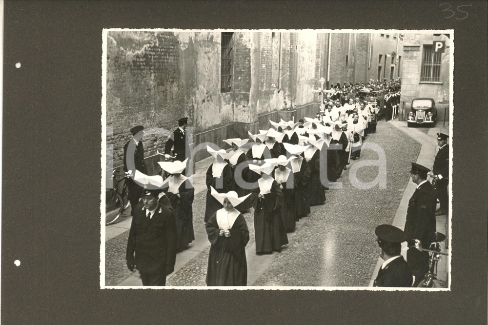 Fotografia d epoca originale 1952 MILANO BRERA Funerali gen. Umberto UTILI  Corteo con suore  Foto 32x23 cm 1