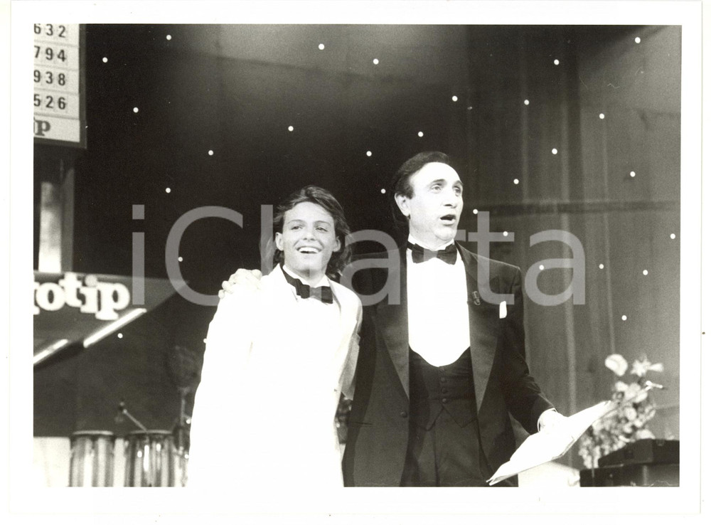 Fotografia d epoca originale 1985 FESTIVAL DI SANREMO Pippo BAUDO sul palco con Luis MIGUEL Foto 24x18 cm 1