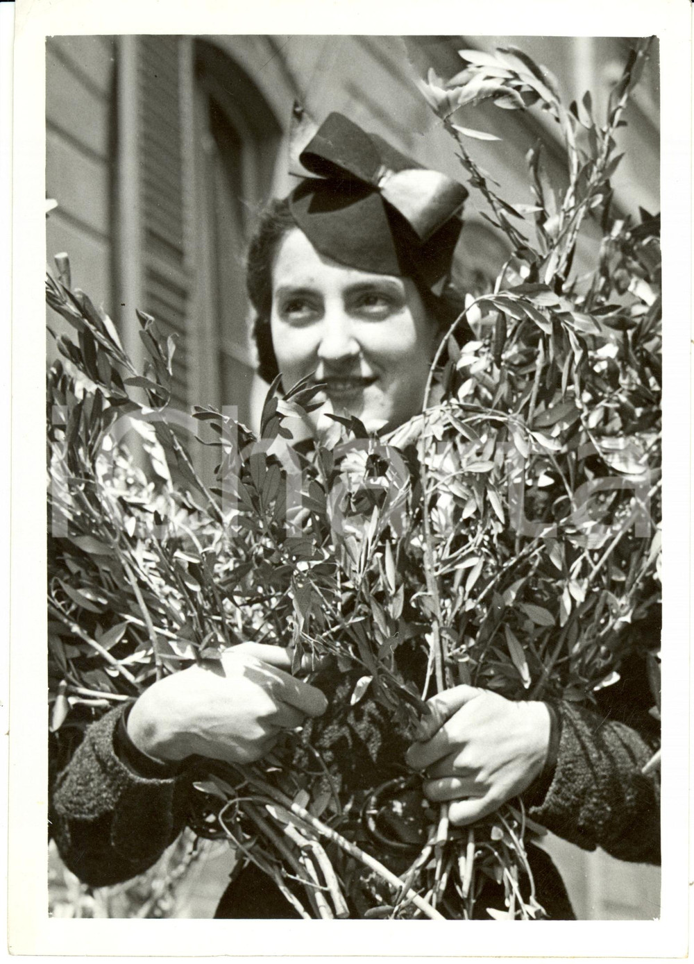 Fotografia d epoca originale 1938 MILANO Giovane donna con rami di ulivo nella Domenica delle Palme Foto 1