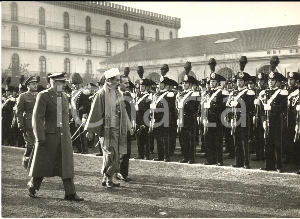 1957 ROMA Principe Muḥammad al-Badr dello Yemen visita caserma Carabinieri *Foto