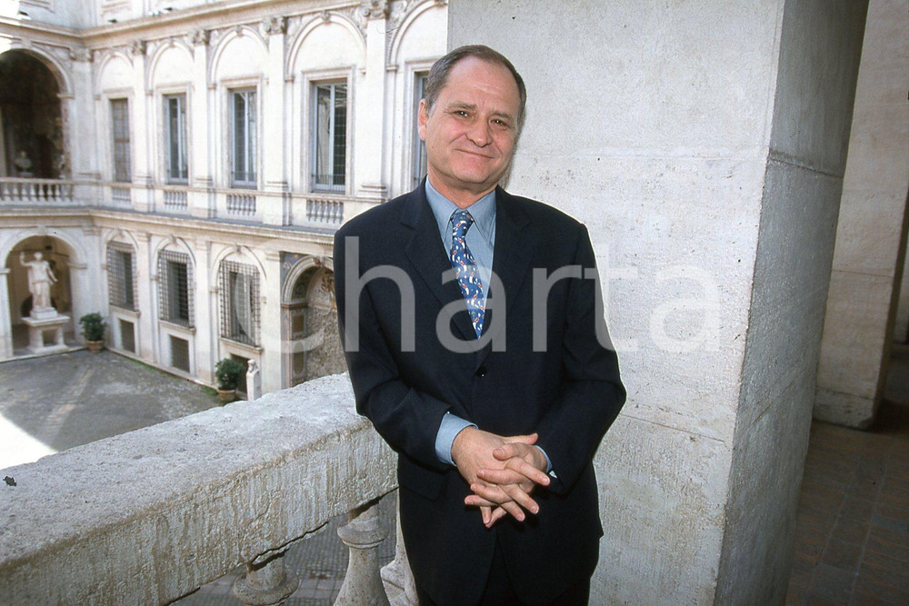 35mm vintage slide* 2000 ROMA TV Michel THOULOUZE presidente Tele + (2)  Diapositiva d'epoca, in formato 35 mm.CONDIZIONI: GOODDiapositiva realizzata nel palazzo Altemps in occasione della firma impegno con governo italiano per i film italiani.E' severamente vietata la riproduzione. Tutti i diritti sono riservati.Nella diapositiva ICharta mette in vendita, sul negozio eBay e in esclusiva sul sito "icharta" il proprio archivio composto da numerose diapositive e negativi fotografici d'epoca, tutti originali e autentici, che attraversano la storia del costume italiano tra gli la fine degli anni Sessanta e Novanta.Si tratta di uno sguardo inedito sull'attualit&agrave;, la politica, la vita quotidiana, il gossip e la cultura, che fotografa il cambiamento della nazione in quest'ultimo scorcio del XX secolo. Un'occasione unica per il mercato del collezionismo, che vede finalmente disponibile un archivio eccezionale per vastit&agrave;, tematiche e condizioni, in un settore (il negativo fotografico e la diapositiva) di assoluta novit&agrave; e dalle interessanti prospettive di investimento. GOOD/buono   originale e autentica 1