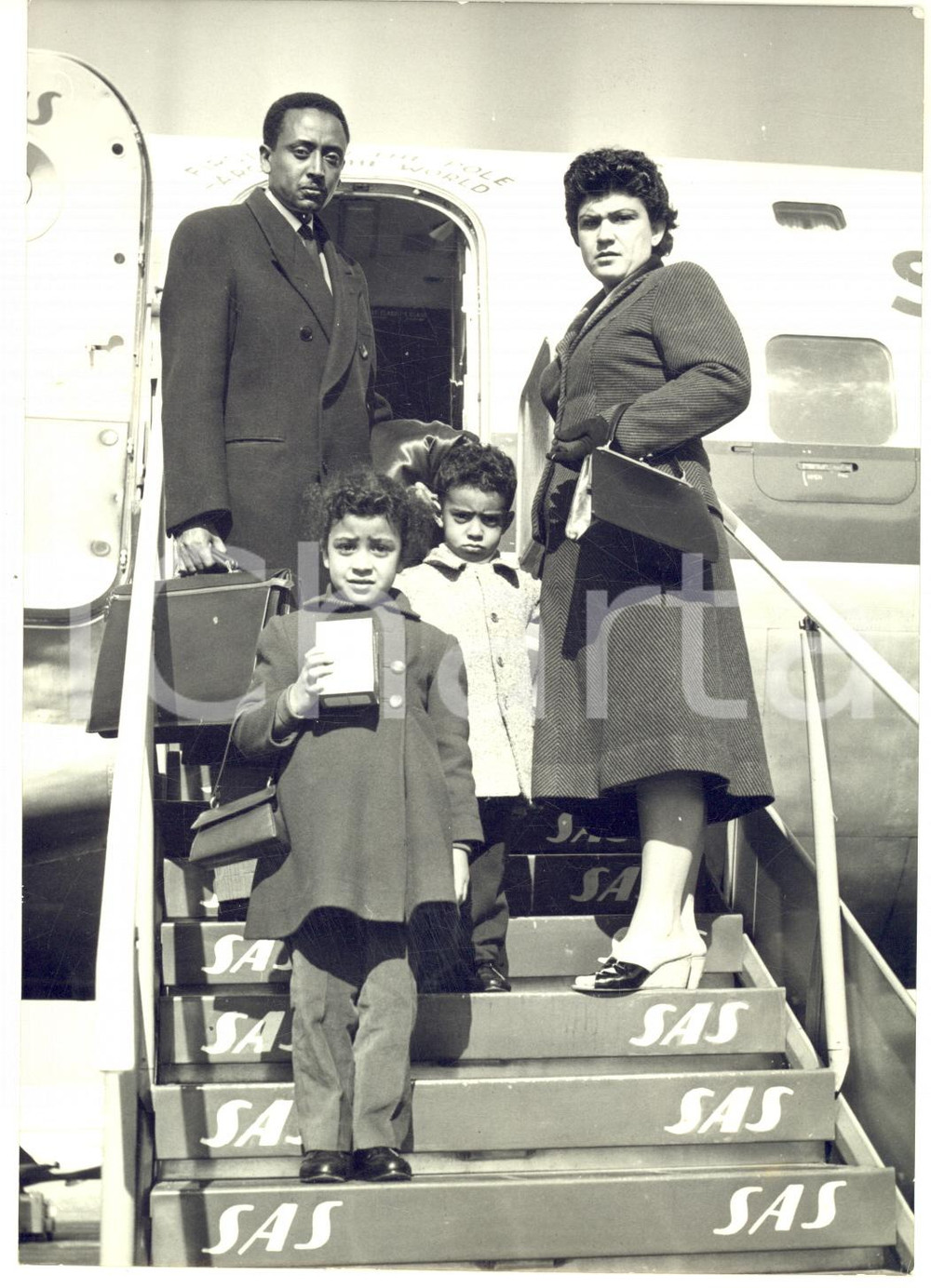 1957 ROMA Principe Abebe Wolde SELASSIE' in partenza con la famiglia su volo SAS  Fotografia d'epoca con didascalia coeva al verso.   CONDIZIONI: GFORMATO: 13x18 cm     originale e autentica 1