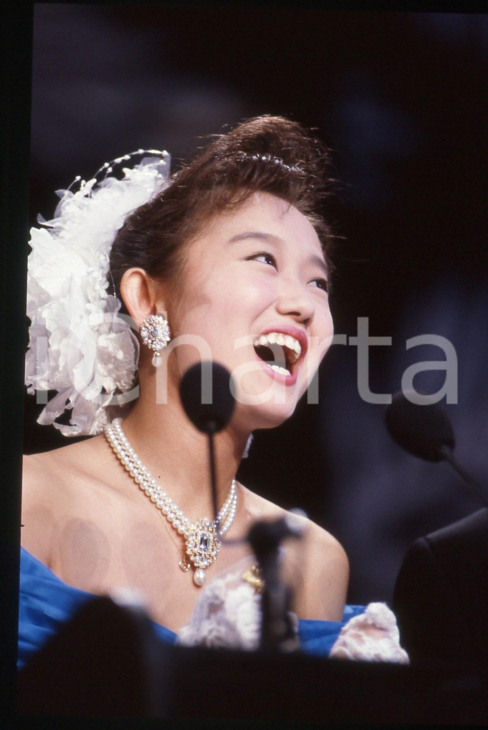 35mm vintage slide* 1989 CANNES Yoshiko TANAKA Festival del Cinema Ritratto (4)  Diapositiva d'epoca, in formato 35 mm. CONDIZIONI: GOOD  Tutti i diritti riservati.E' severamente vietata la riproduzione. ICharta mette in vendita, sul negozio eBay e in esclusiva sul sito "icharta" il proprio archivio composto da numerose diapositive e negativi fotografici d'epoca, tutti originali e autentici, che attraversano la storia del costume italiano tra gli la fine degli anni Sessanta e Novanta.Si tratta di uno sguardo inedito sull'attualit&agrave;, la politica, la vita quotidiana, il gossip e la cultura, che fotografa il cambiamento della nazione in quest'ultimo scorcio del XX secolo. Un'occasione unica per il mercato del collezionismo, che vede finalmente disponibile un archivio eccezionale per vastit&agrave;, tematiche e condizioni, in un settore (il negativo fotografico e la diapositiva) di assoluta novit&agrave; e dalle interessanti prospettive di investimento.  originale e autentica 1